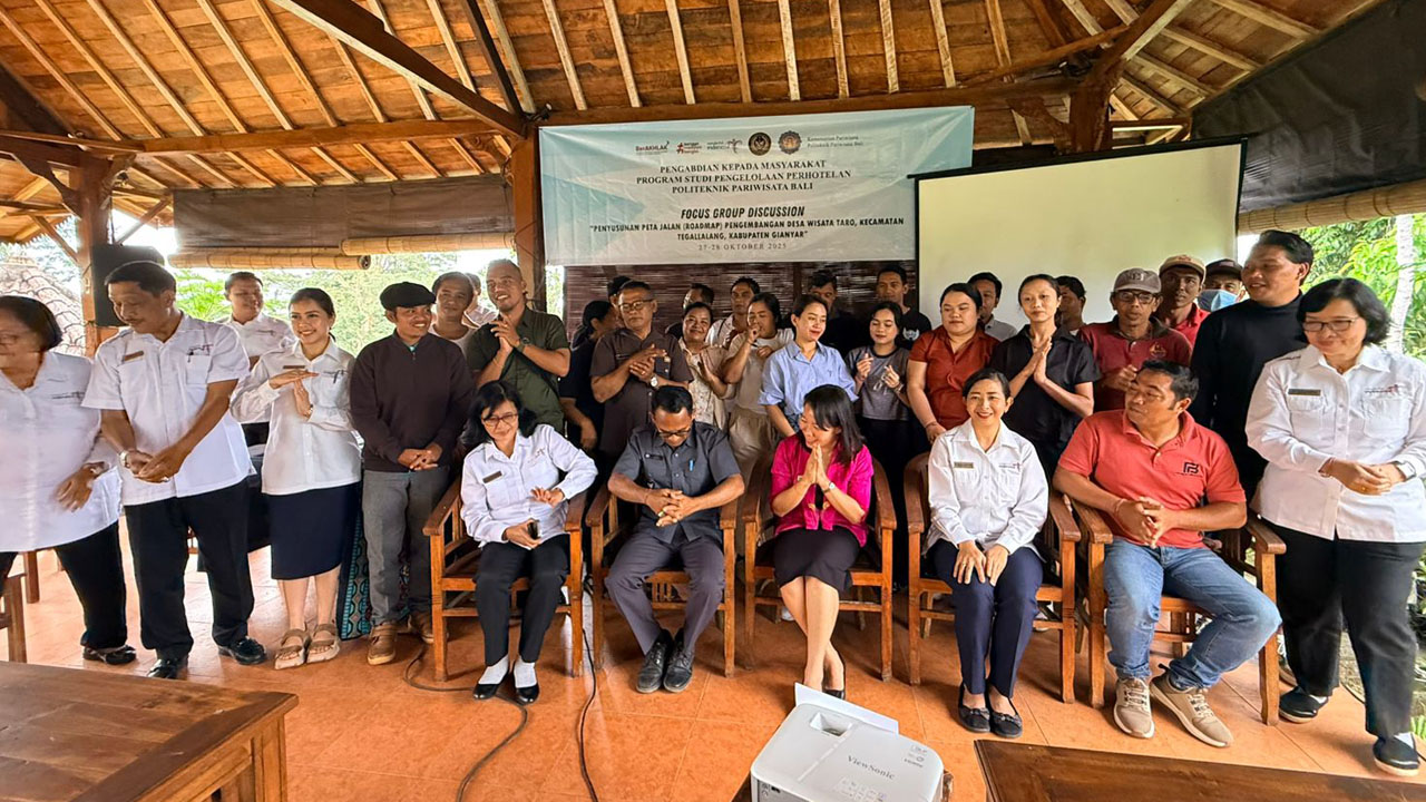 PRAJURU DESA ADAT KED BAGIKAN BERAS KEPADA WARGANYA