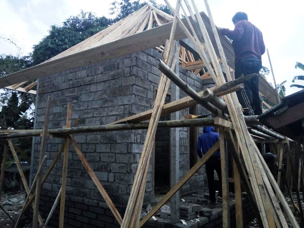PRAJURU DESA ADAT KED BAGIKAN BERAS KEPADA WARGANYA